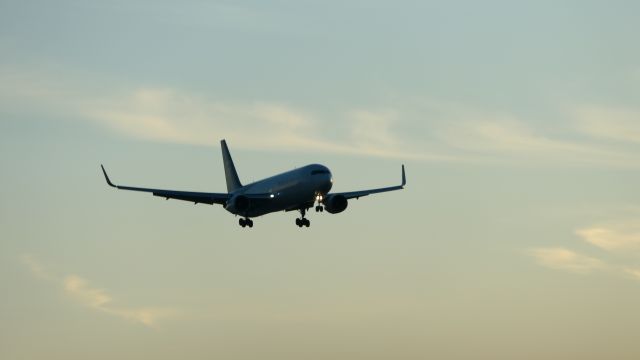BOEING 767-300 (N320UP)