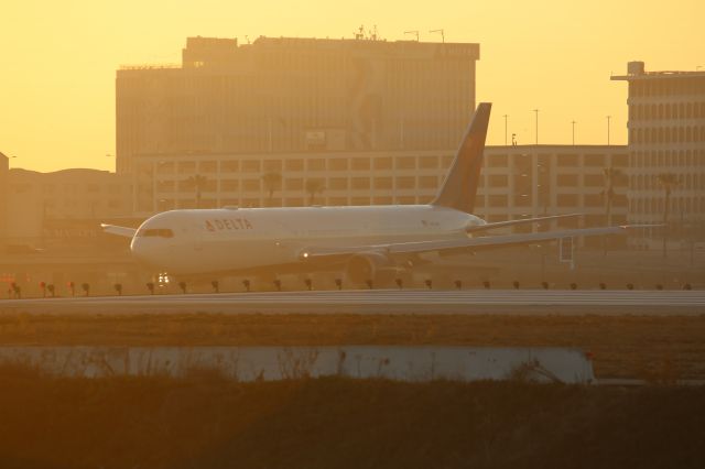 BOEING 767-400 (N834MH)