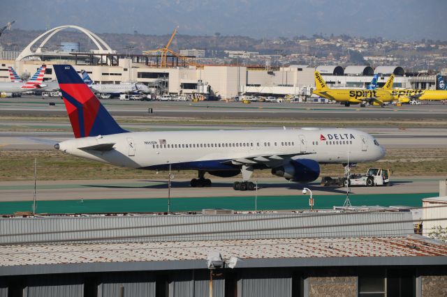 Boeing 757-200 (N663DN)