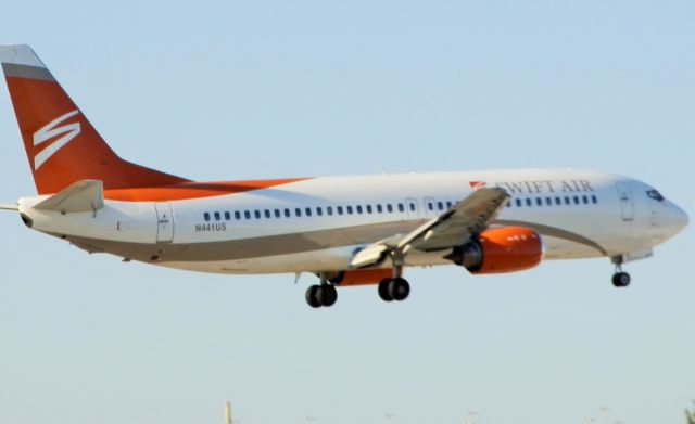 BOEING 737-400 (N441US)