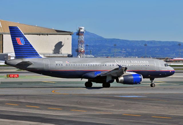 Airbus A320 (N437UA)