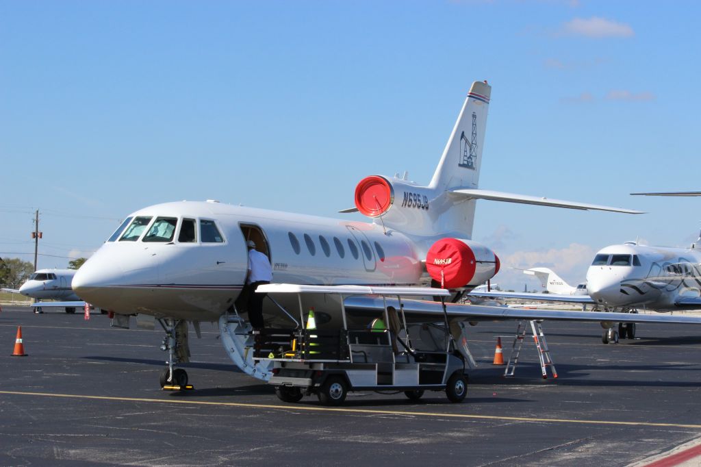 Dassault Falcon 50 (N695JB)