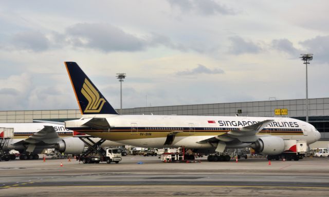 Boeing 777-200 (9V-SVM) - Singapore Airlines Boeing 777-212(ER) 9V-SVM in Singapore 