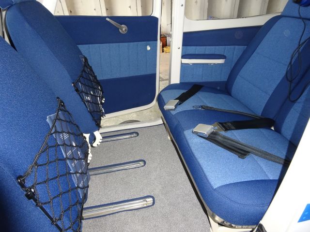 Cessna Skyhawk (D-EMDE) - New seats, new carpet and renewed plastics.