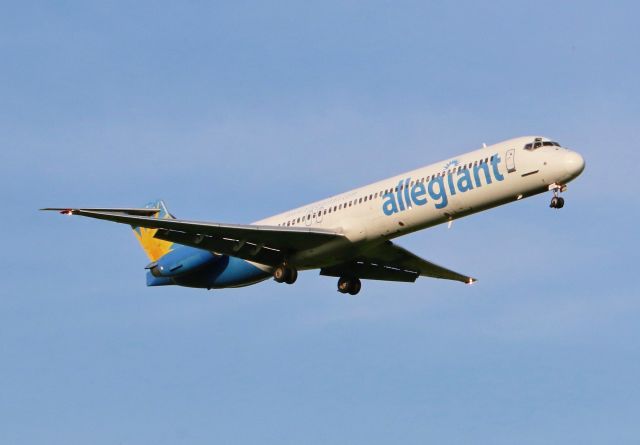 McDonnell Douglas MD-88 (N887GA) - Allegiant MD-88 (maddog) on short final for runway 22 at KLEX, Lexingtons Bluegrass Airport.