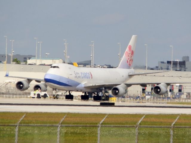 Boeing 747-400 (B-18725)