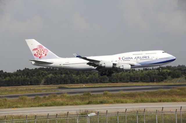 Boeing 747-400 (B-18251) - Landing at NRT Airport Runway 16L on 2011/10/10
