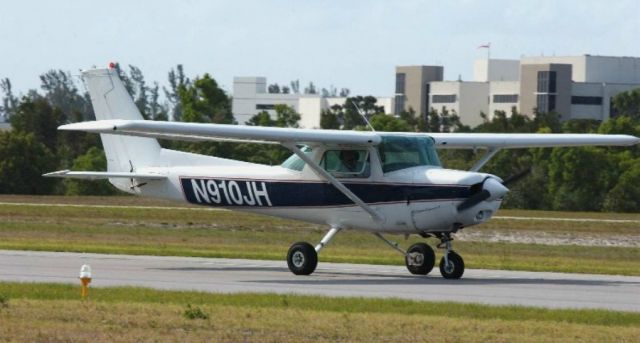 Cessna 152 (N910JH) - This is the first plane I purchased in March 2005. It was destroyed by Hurricane Wilma in Oct 2005.