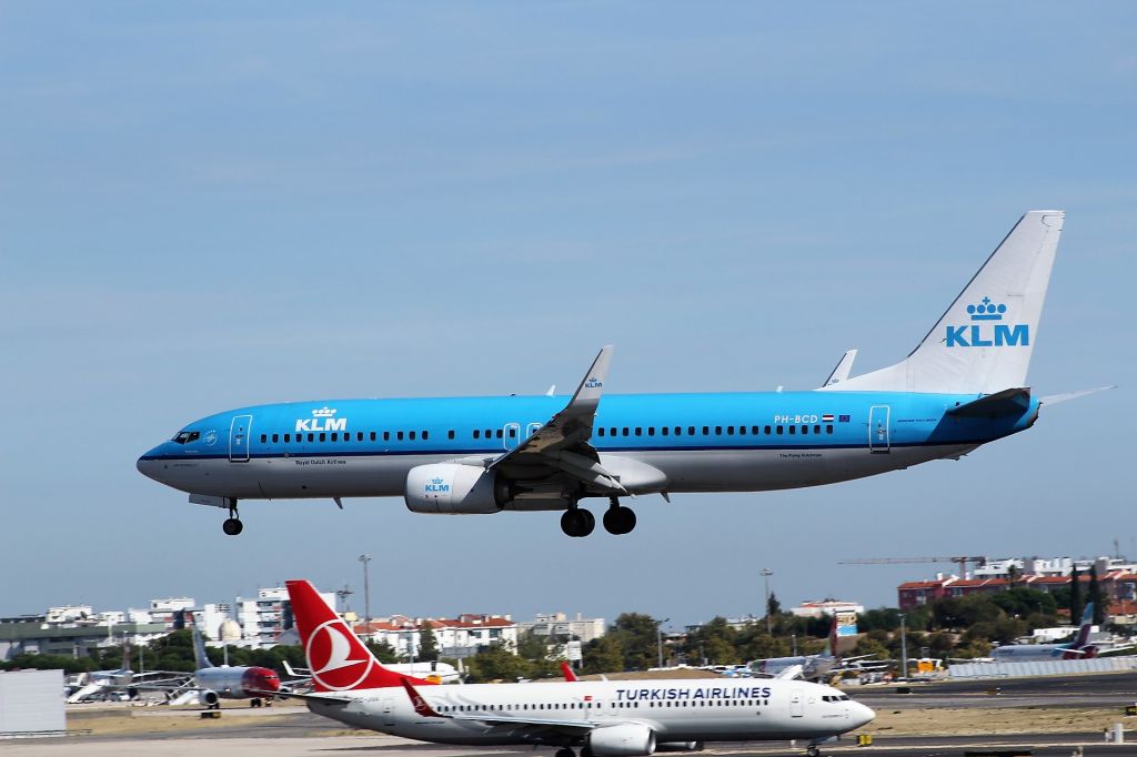 Boeing 737-800 (PH-BCD) - Aeroporto General Humberto Delgado - Lisbon    24-09-2017