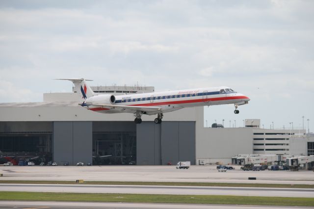 Embraer ERJ-145 (N908AE)