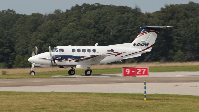 Beechcraft Super King Air 200 (N900RH) - Departing rwy 27 on 8/15/11