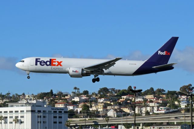 BOEING 767-300 (N108FE) - On final approach to Runway 27 at SAN.