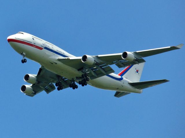 Boeing 747-400 (N10001)