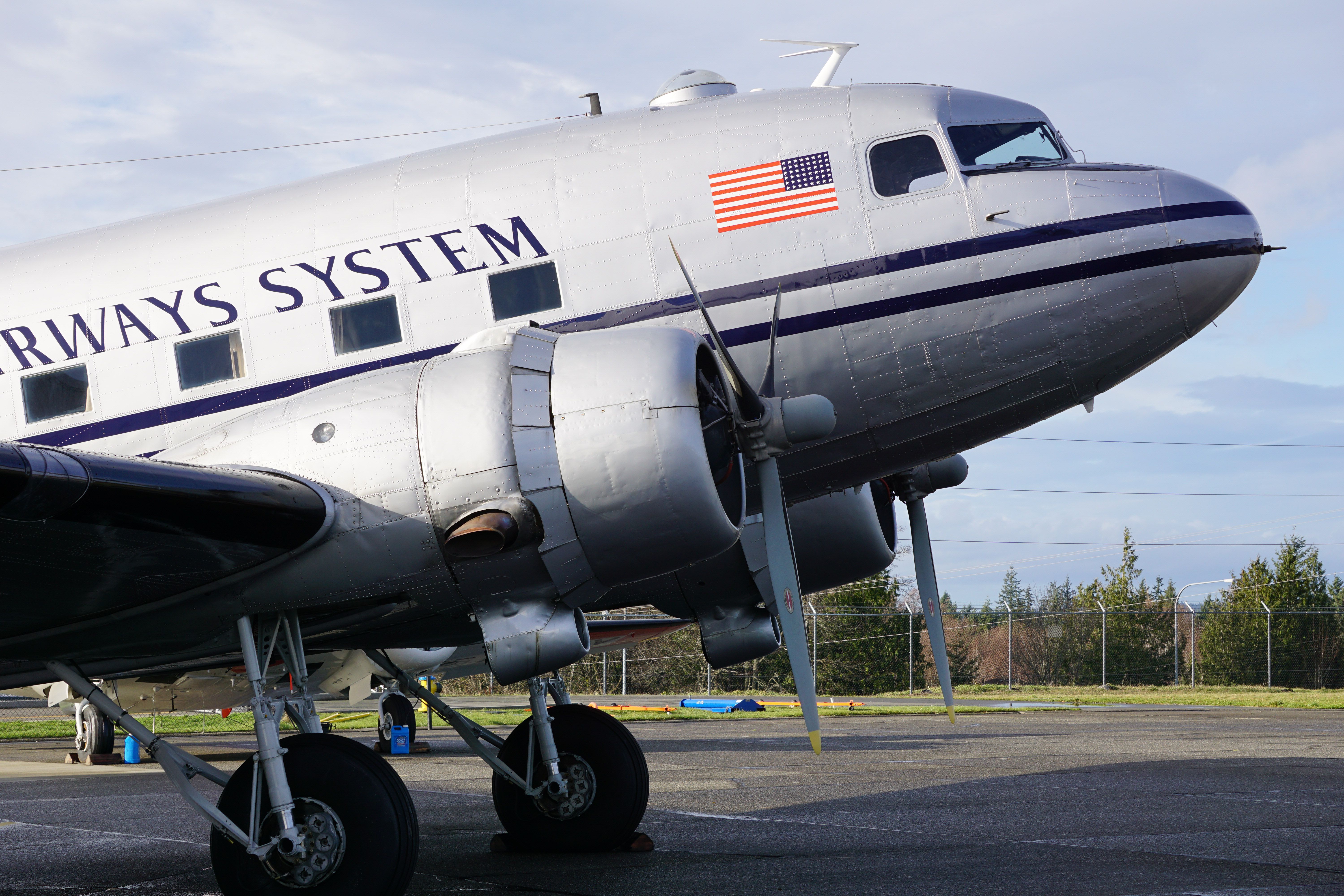 Douglas DC-3 (N877MG)