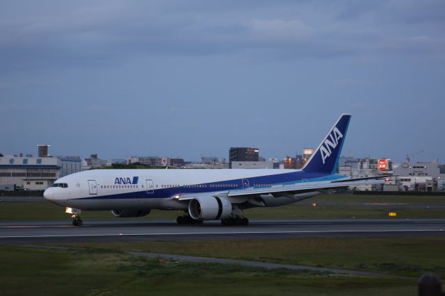 Boeing 777-200 (JA713A)