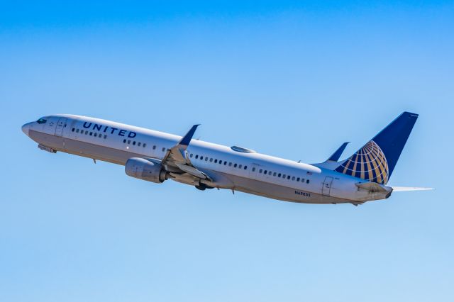 Boeing 737-900 (N69835) - A United Airlines 737-900 taking off from PHX on 2/16/23. Taken with a Canon R7 and Tamron 70-200 G2 lens.