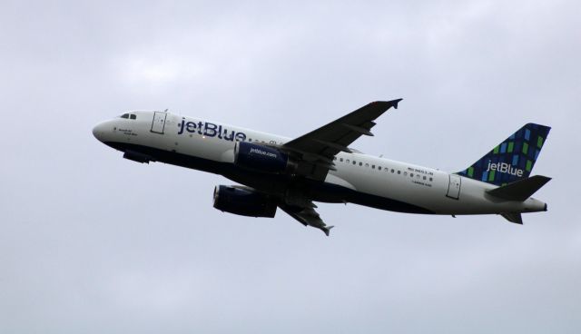 Airbus A320 (N653JB) - Shortly after departure is this 2007 jetBlue Airbus A320-232 in the Autumn of 2020.