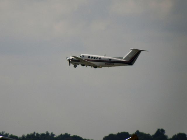 Beechcraft Super King Air 200 (N500CR) - Wheels-up for a Beechcraft Super King Air 200 (N500CR) bound for Chicago OHare Intl (KORD) from Blue Grass Airport (KLEX)...
