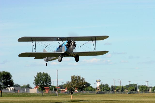 — — - Grass Field Take-Off EAA Pioneer Airport