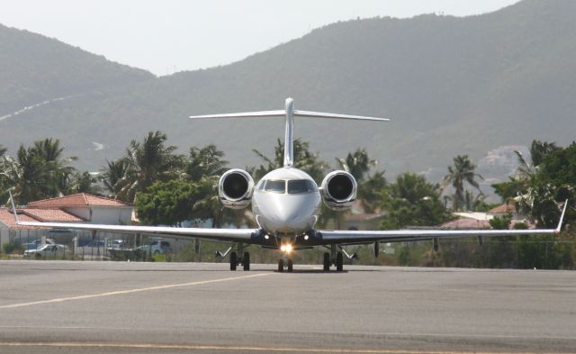 Bombardier Challenger 300 (N530FX)