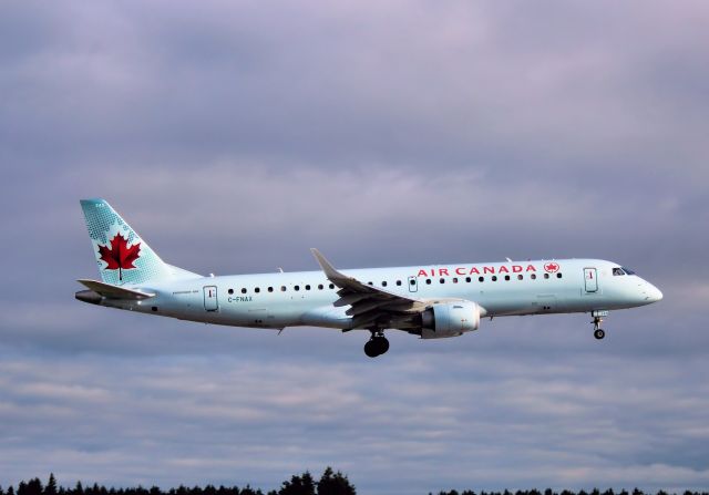 Embraer ERJ-190 (C-FNAX) - Arriving from Edmonton, Alberta, on rwy 25.