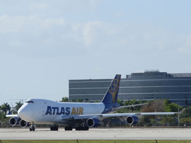 Boeing 747-400 (N499MC)