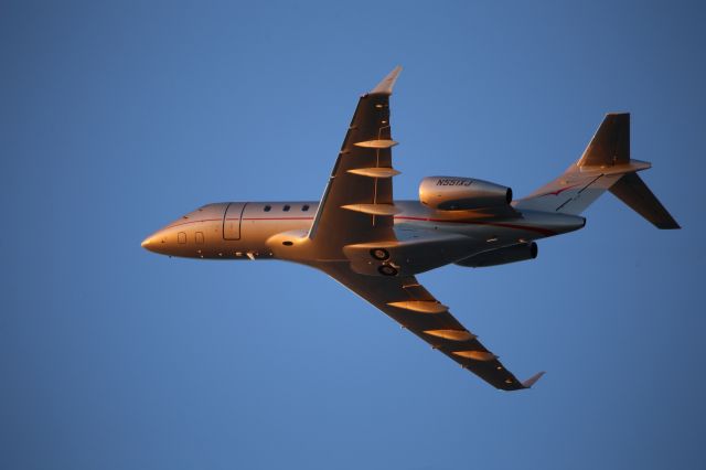 Bombardier Challenger 300 (N551XJ)