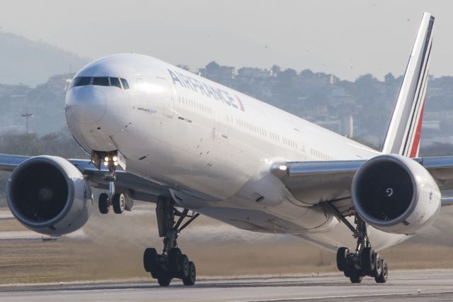 Boeing 777-200 (F-GSQD) - Aeroporto Galeão 