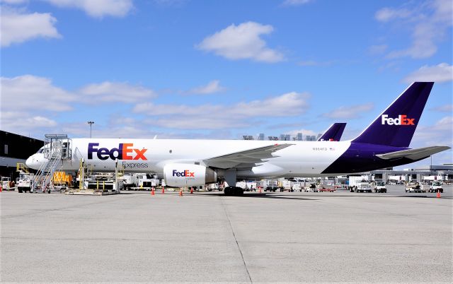 Boeing 757-200 (N964FD) - B757-200 RR engines 