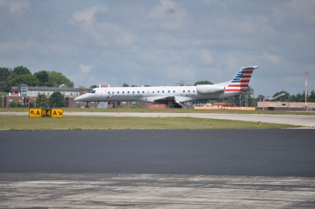 Embraer ERJ-145 (N675AE)