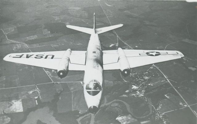 ENGLISH ELECTRIC Canberra (52-1418) - scanned from photograph