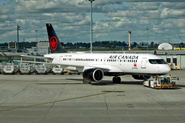 Airbus A220-300 (C-GJYI)