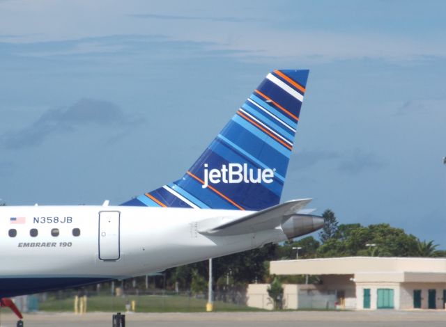 Embraer ERJ-190 (N358JB) - "Blues on First" after landing at SRQ.