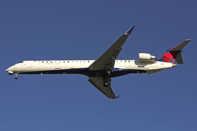 Canadair Regional Jet CRJ-900 (N485PX) - EDV5050 from Detroit Metro Wayne Co – KDTW on short-final for RWY 24R on 8 Oct 2020. This new CRJ-900LR, N485PX, c/n 15485, was delivered from Bombardier to Endeavor Air just over a week ago on September 28th. Lucky catch on my part.