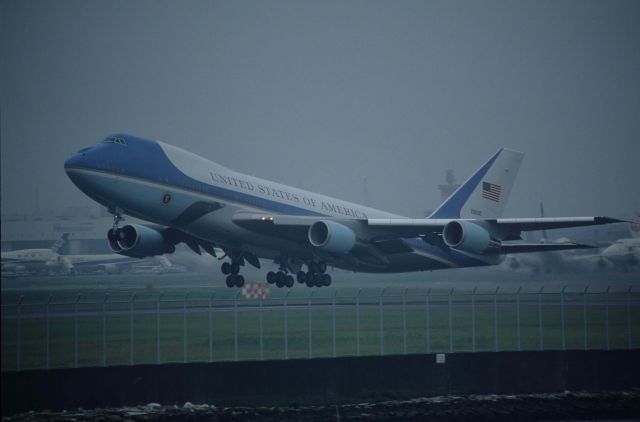 Boeing 747-200 (92-9000) - Departure at Tokyo-Haneda Intl Airport Rwy04 on 1993/07/10