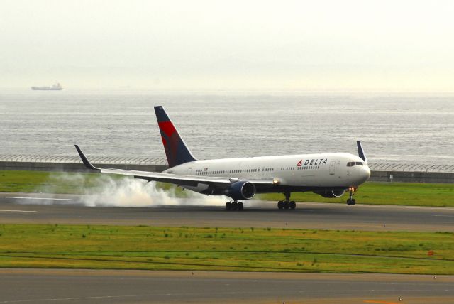 BOEING 767-300 (N183DN)