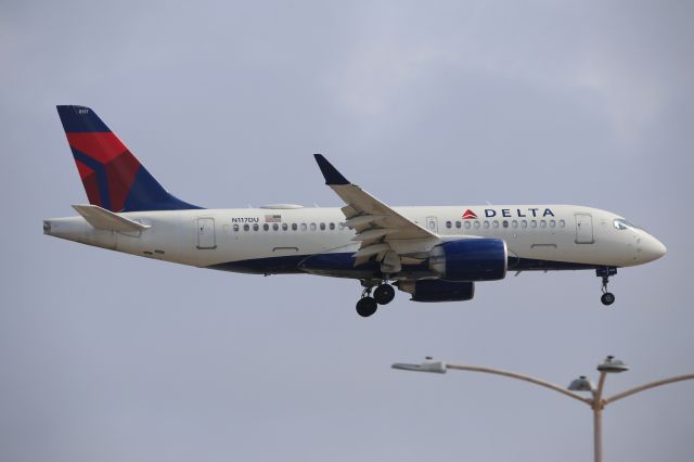 Airbus A220-100 (N117DU)