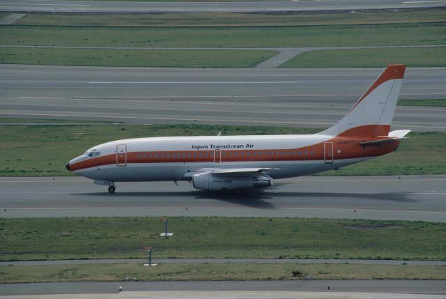 Boeing 737-200 (JA8577) - Taxing at Tokyo-Haneda Intl Airport on 1994/04/09