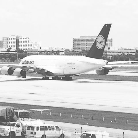 — — - Airbus 380 Landing in Miami