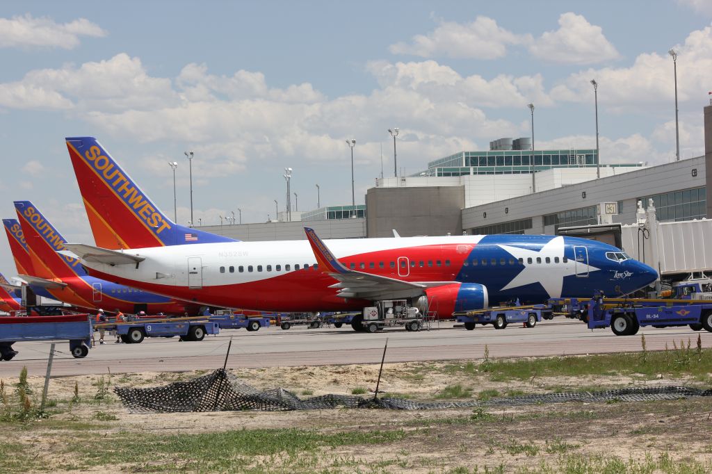 Boeing 737-700 (N352SW)