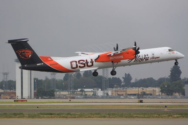 de Havilland Dash 8-400 (N440QX)