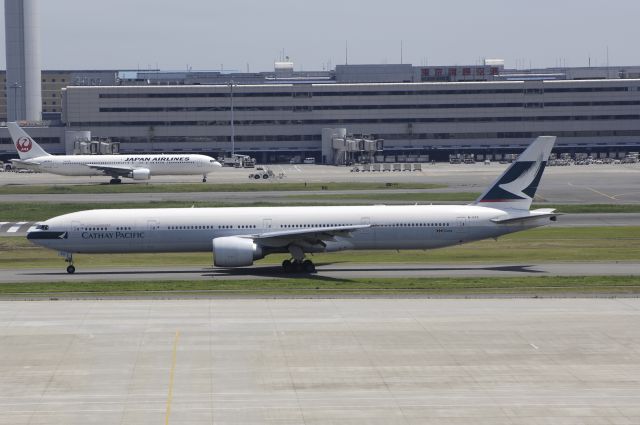 BOEING 777-300 (B-KPS) - Taxing at Haneda Intl Airport on 2012/07/10