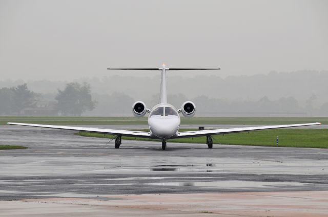 Learjet 25 (N418CS) - Seen at KFDK on 5/12/2010.   Raining.    a href=http://discussions.flightaware.com/profile.php?mode=viewprofile&u=269247  [ concord977 profile ]/a