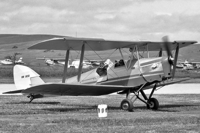 VH-UEQ — - DE HAVILLAND (AUSTRALIA) DHA-82A TIGER MOTH - REG VH-UEQ (CN DHA75) - JAMESTOWN SA. AUSTRALIA - YJST (6/10/1991) ANOTHER SHOT TAKEN AT THE JAMESTOWN AIR SHOW IN SOUTH AUSTRALIA.