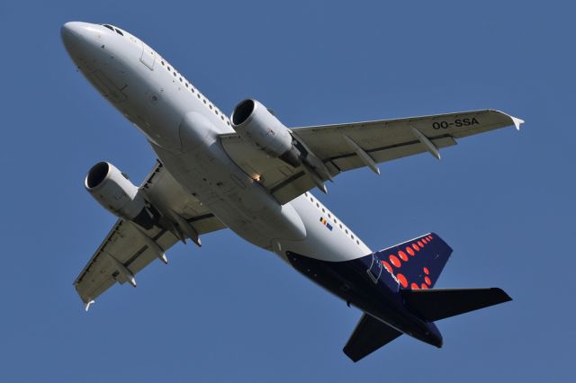 Airbus A319 (OO-SSA) - BEL2174 returning to BRU