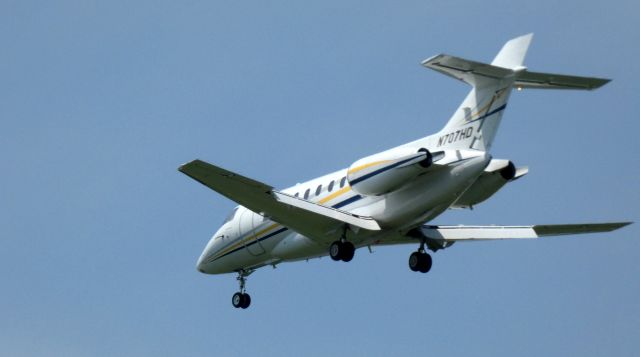 Hawker 1000 (N707HD) - On final is this 1994 Raytheon Hawker 1000 in the Summer of 2021.