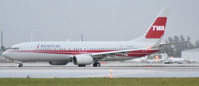 Boeing 737-800 (N915NN) - Raining in miami.