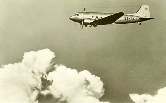 Douglas DC-3 (SE-BAB) - scanned from postcard