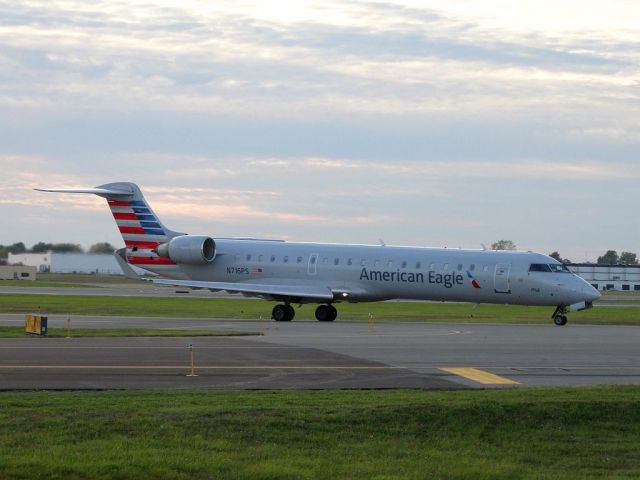 Canadair Regional Jet CRJ-700 (N716PS)