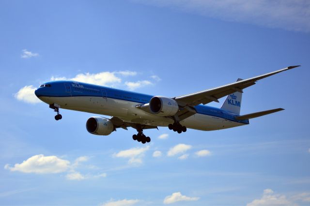 BOEING 777-300ER (PH-BVP) - KLM Boeing 777-306(ER) landing at AMS 11.54 hrs (GMT) 09May25